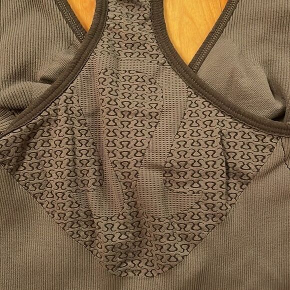 Lululemon tank top size 4/6 no tag. In perfect condition - Picture 3 of 3